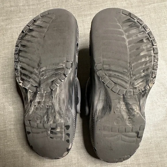 Crocs Classic Camo Grey Marble Clogs Men’s 7 / Women’s 9 - Picture 7 of 8